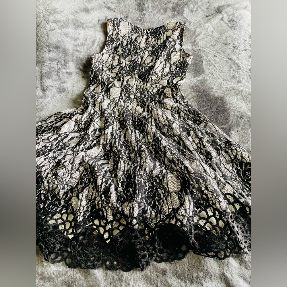 Very flattering lace dress size 4 - Picture 5 of 7
